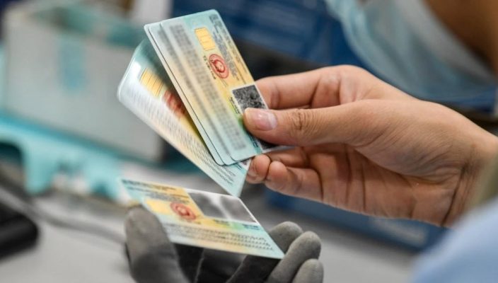 Xuất trình Căn cước công dân (CCCD)